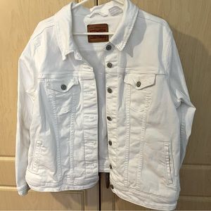 Women’s White Levi’s Trucker Jacket